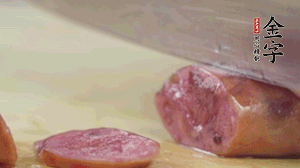 拿出香肠和腊肉，切成片后重新铺入。