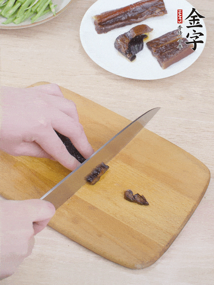 提前煮好的开云·kaiyun
酱油肉切片。