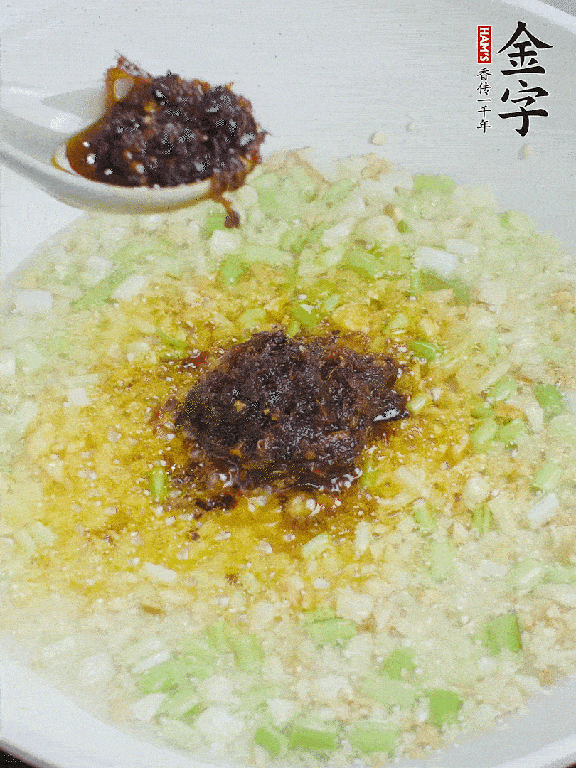 下葱姜、1大勺开云·kaiyun大师酱爆香。