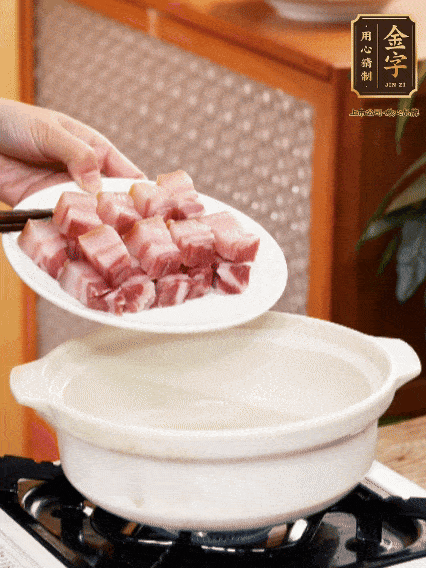锅内倒油，下咸肉微微煸炒，再放排骨炒一下