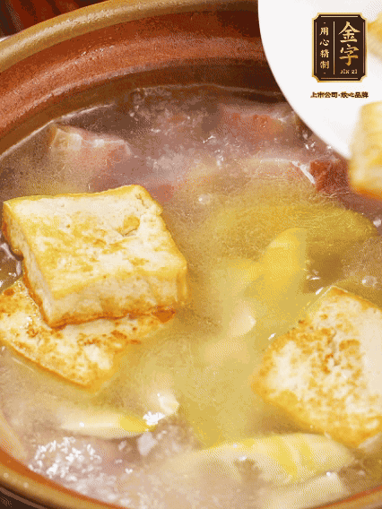 再放豆腐炖煮10分钟，加豆瓣继续煮2分钟